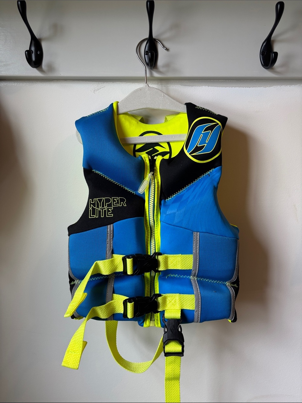 Hyperlite Kids' Neon Yellow & Blue life jacket